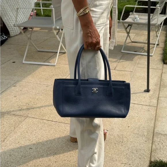 Elegant AUTHENTIC CHANEL Blue Leather Tote Bag - Picture 3 of 5